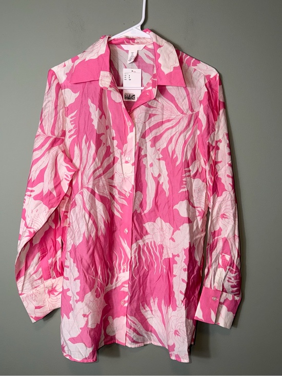 H&M Tops - H&M Women’s Pink and White Floral Button-Up Shirt NWT Small